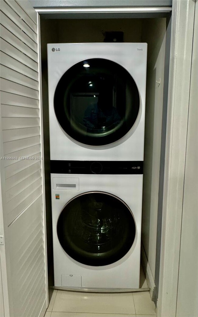 Building Photo - 7928 East Dr