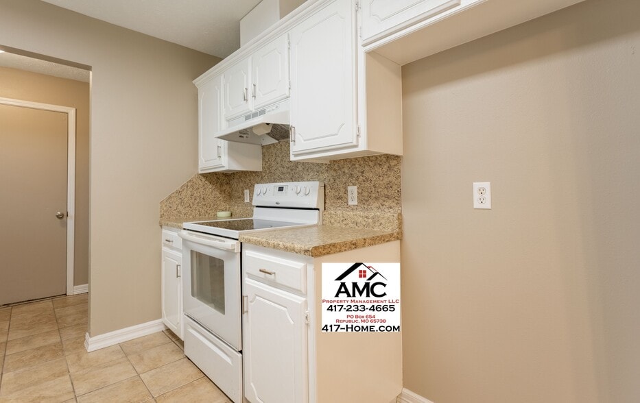 Building Photo - 1008 S Oak Ridge Dr