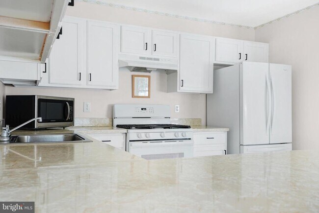 Building Photo - 16 High Meadows Dr