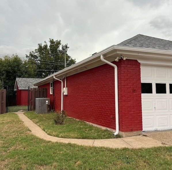 Building Photo - 1500 Hyde Park Blvd