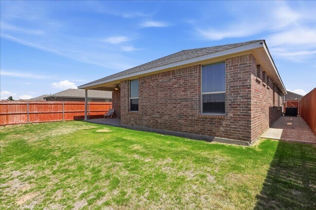 Building Photo - Like New Home