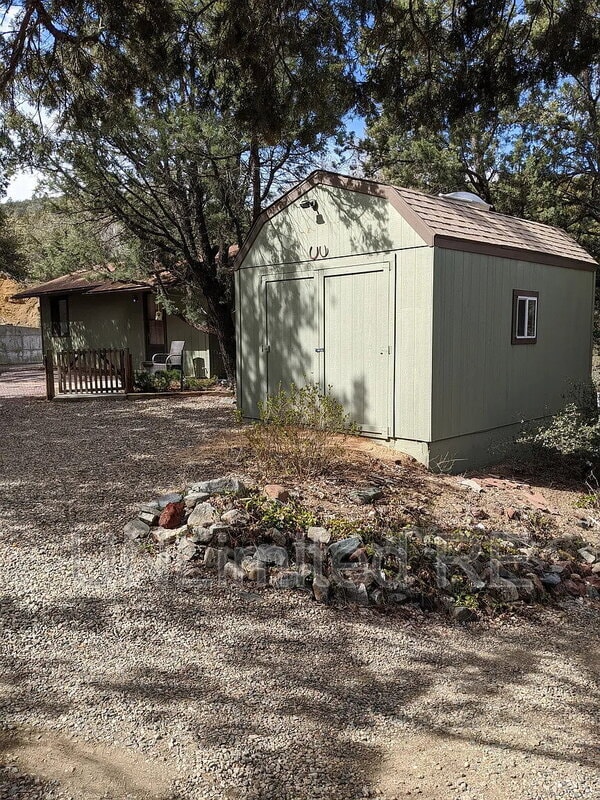 Building Photo - 645 S Walnut Rd