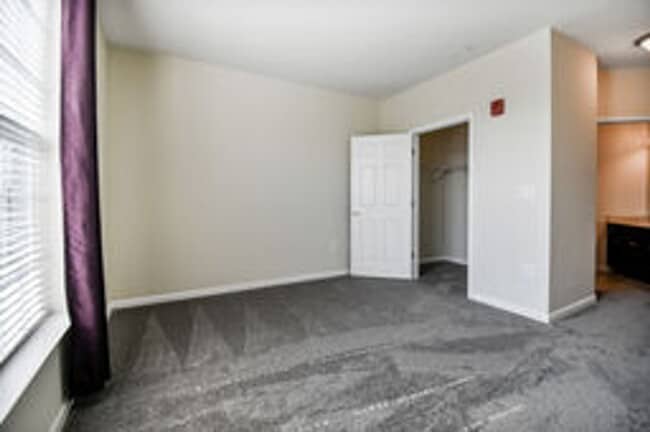 Building Photo - Spacious and Modern 2BR/2BA Condo in Norbe...