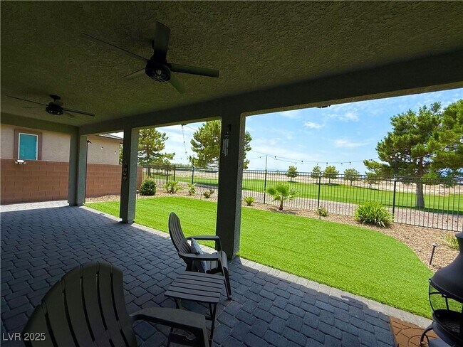 Building Photo - 4760 SE Clifftop Dr