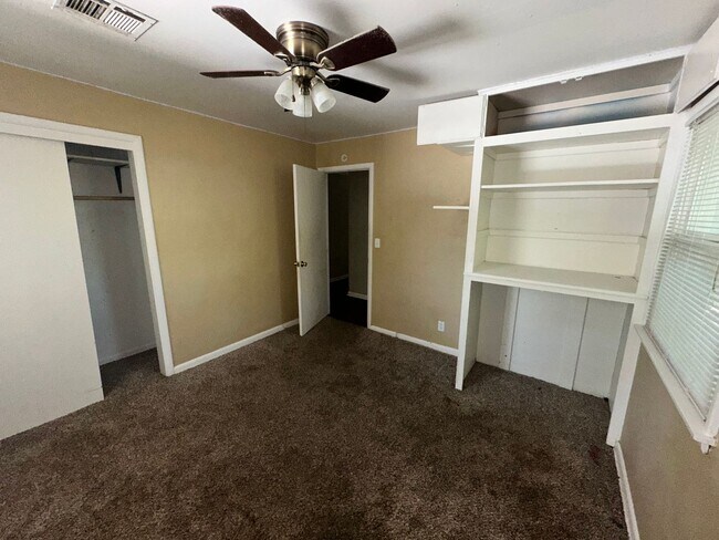 Building Photo - 511 Manor Dr