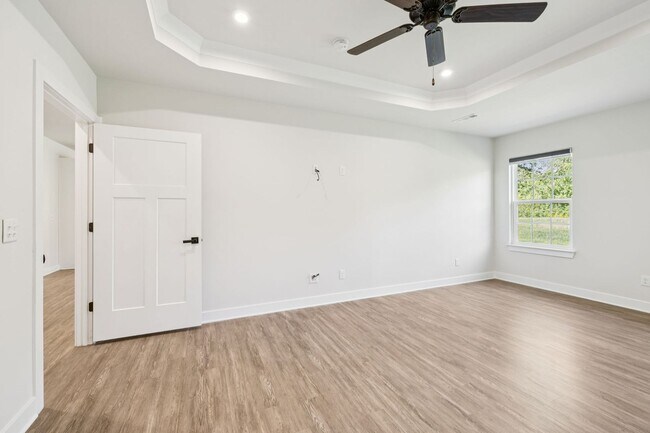 Building Photo - 5BR/3.5BA home offers stylish and function...