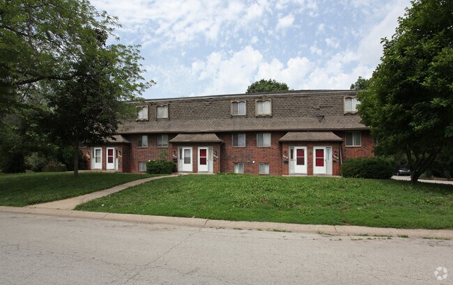 Primary Photo - 9824-9846 Locust St