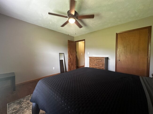 Building Photo - E. Morristown - 2 bed/1 bath duplex with b...