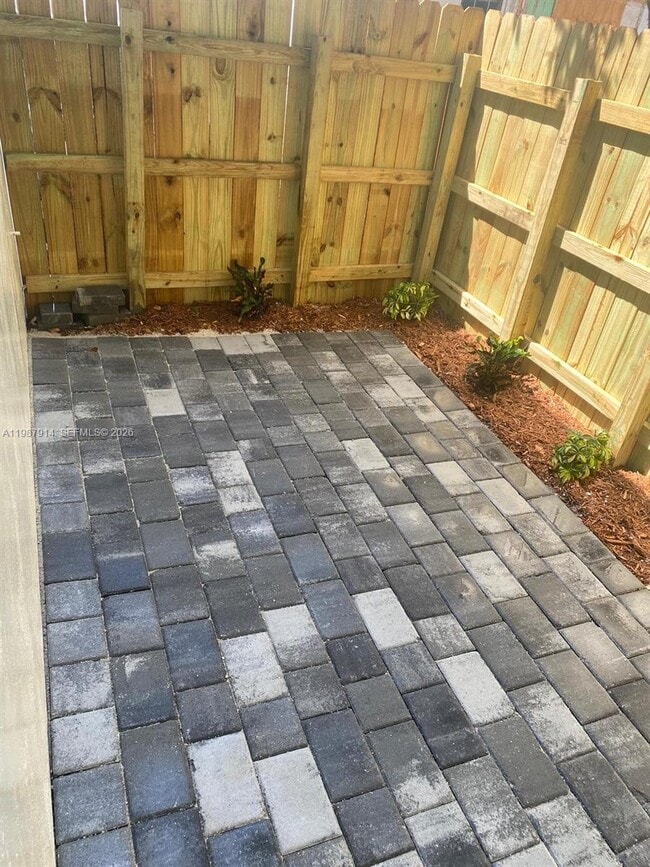 Building Photo - 615 NE 26th St