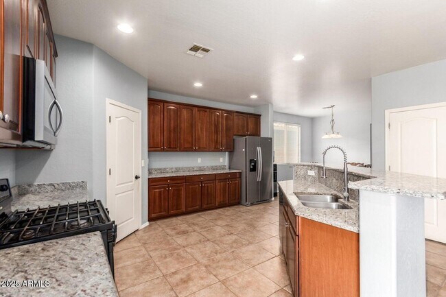 Building Photo - 42511 W Cheyenne Dr