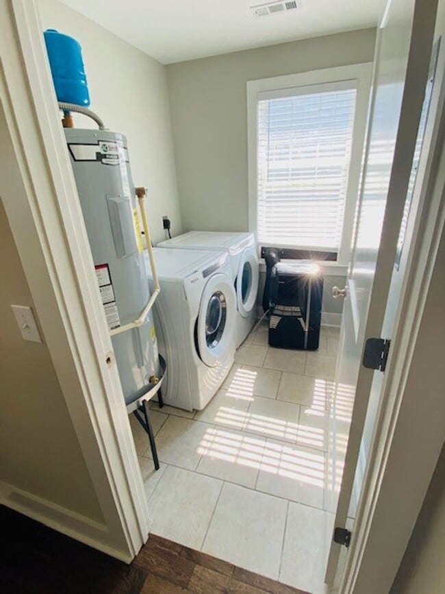 Building Photo - Beautiful 4 bedroom 4 bathroom house in th...