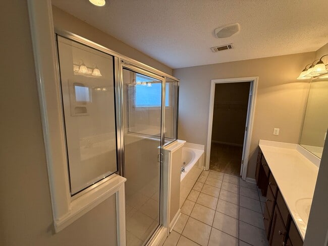 Building Photo - ADORABLE TWO STORY HOME IN GREAT LOCATION!
