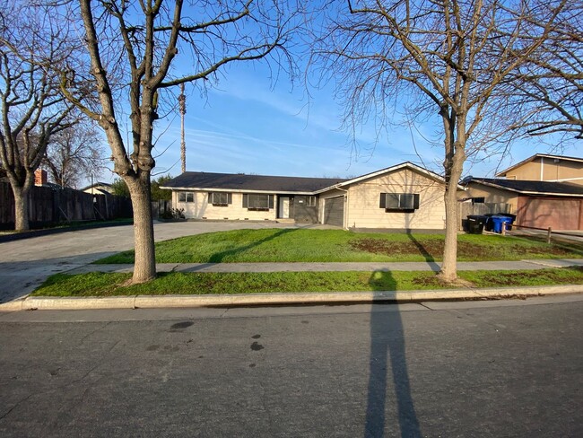 Primary Photo - Four bedroom with pool in Northwest Hanford