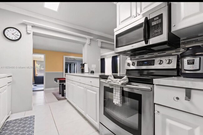 Building Photo - 708 SW 12th Ave