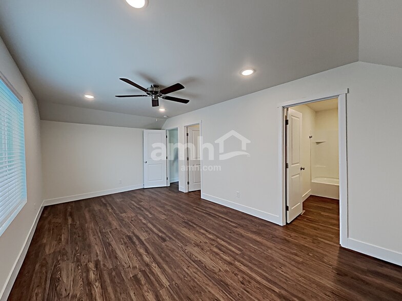 Building Photo - 23379 SE Dogwood St