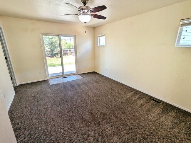 Building Photo - Large Single Family Home
