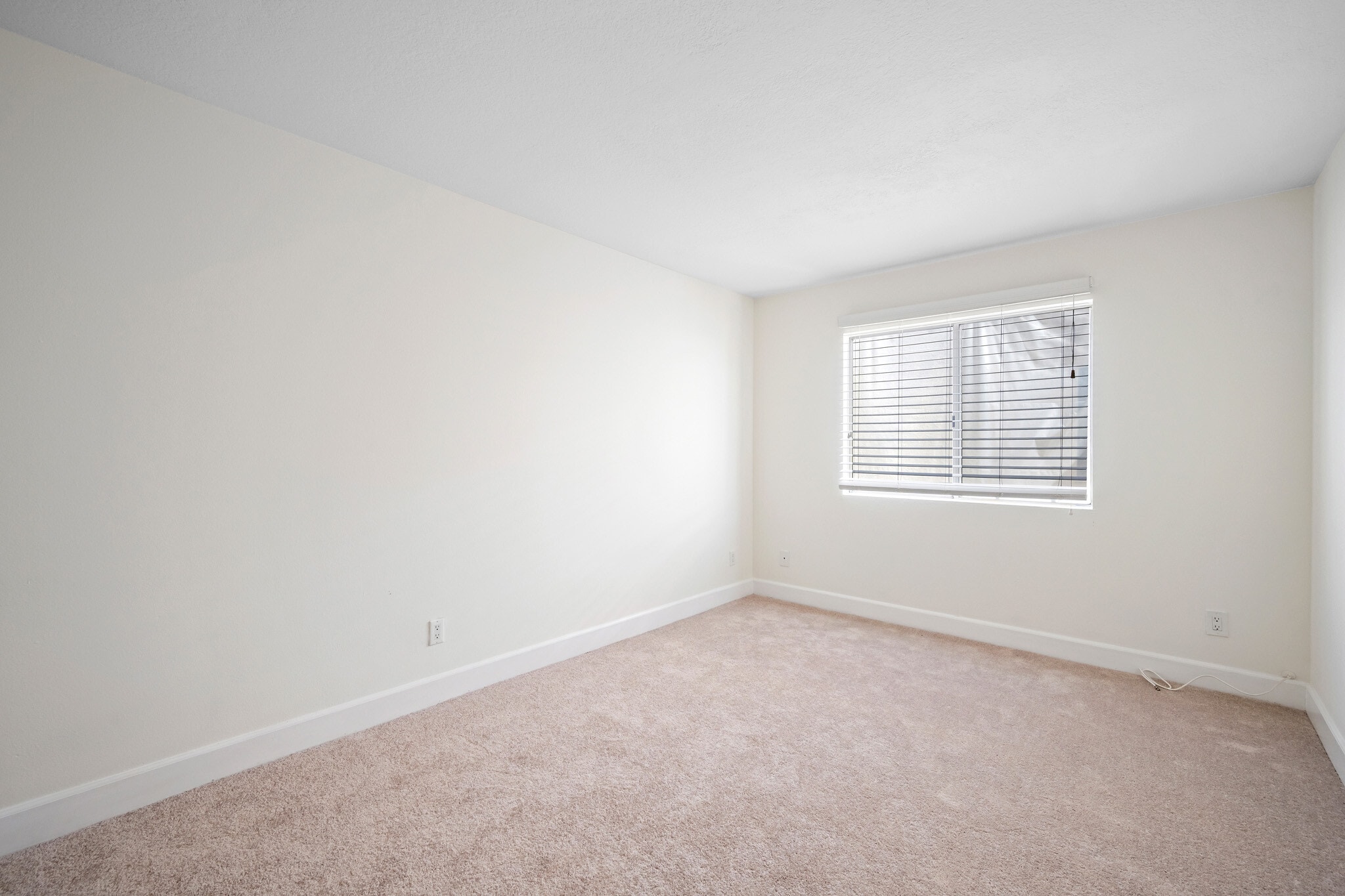 Building Photo - 7045 Woodley Ave