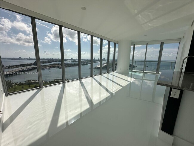 Primary Photo - 888 Biscayne Blvd