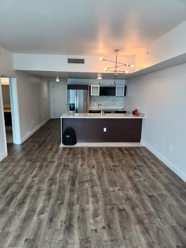 Common Area - 1900 N Bayshore Dr