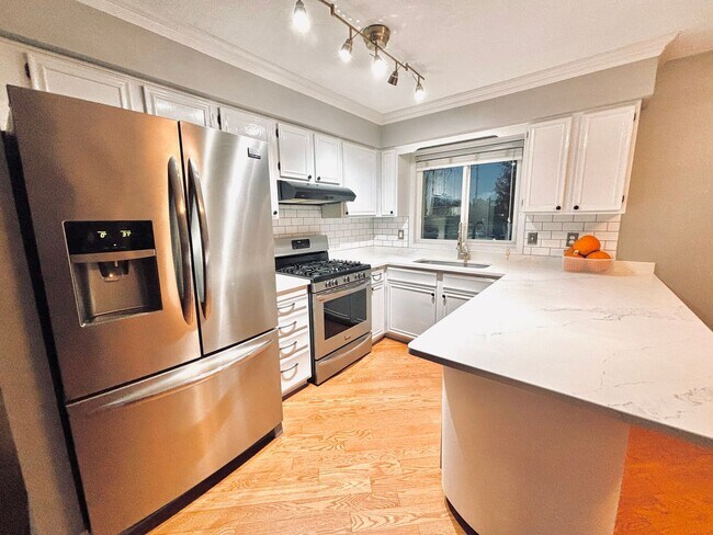 Building Photo - Hidden Gem!  4bed 2bath Single Family Home in Maple Grove, Featuring a Fenced in Back Yard