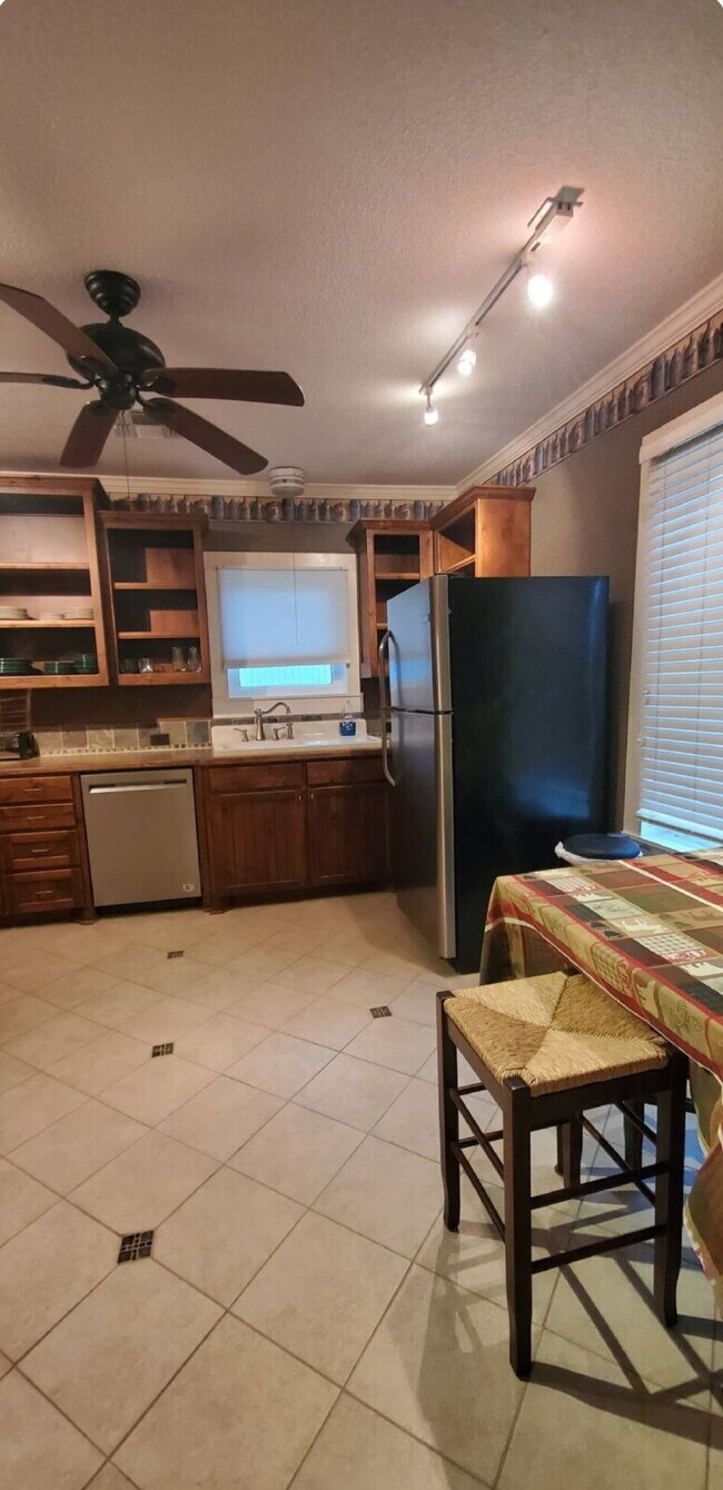 Building Photo - "Charming 2-Bedroom Home with Guest Suite & Cozy Fireplace in Cresson"