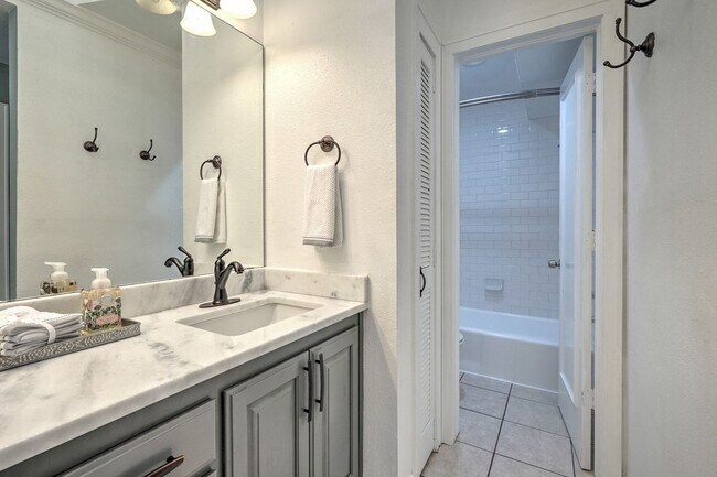 Building Photo - Beautiful 2+ Bedroom, 4 Level Townhome Wit...