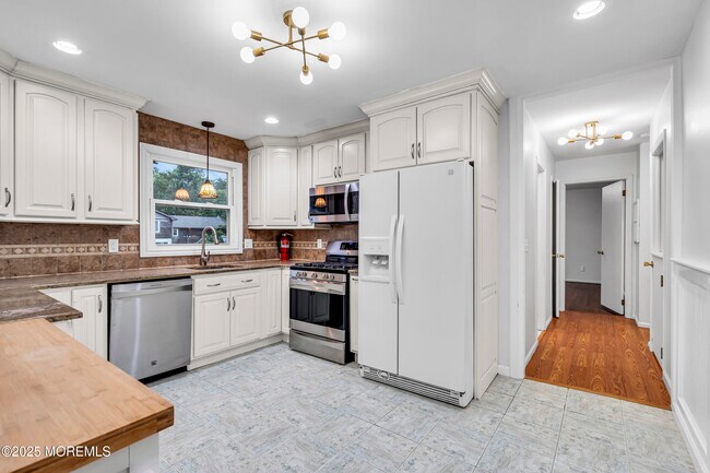 Building Photo - 720 Brookside Dr