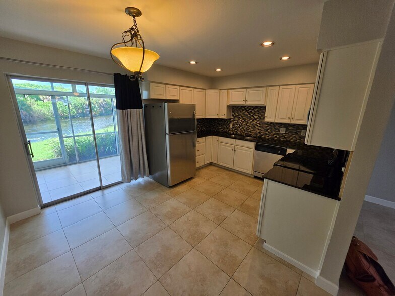 Building Photo - 665 Palm View Dr