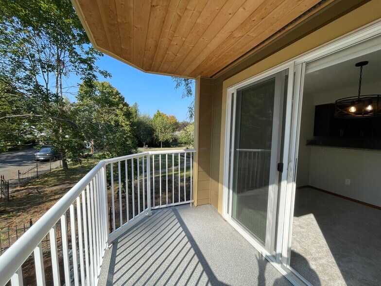 large deck - 280 NW Holly St