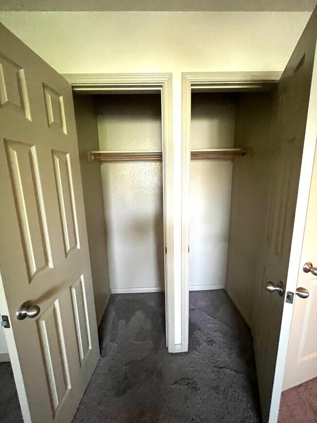 Building Photo - 4 Bed House - North of UT Campus