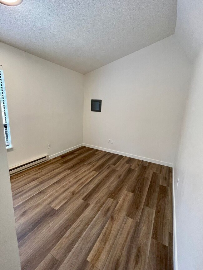 Building Photo - Fully updated/renovated unit NO GARAGE 1 B...