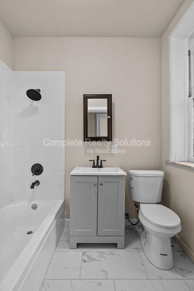 Building Photo - 3915 Russell Blvd