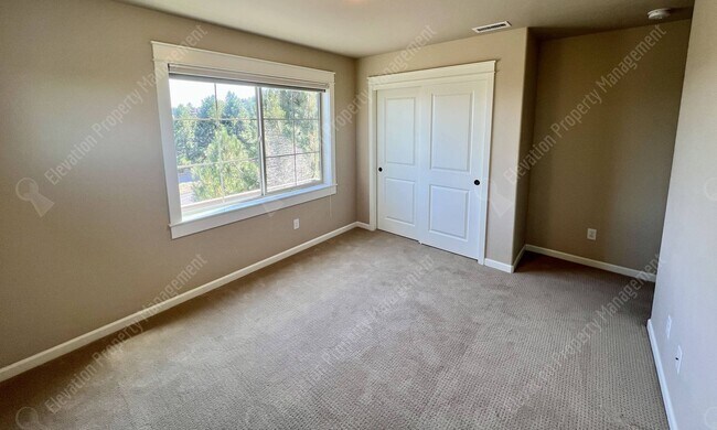 Building Photo - 4 BR - 2.5 BA Luxury Golf Course Living on...