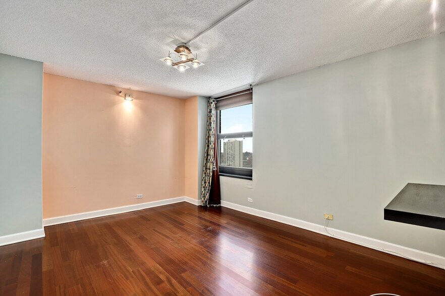 Master Bedroom - 3660 N Lake Shore Dr