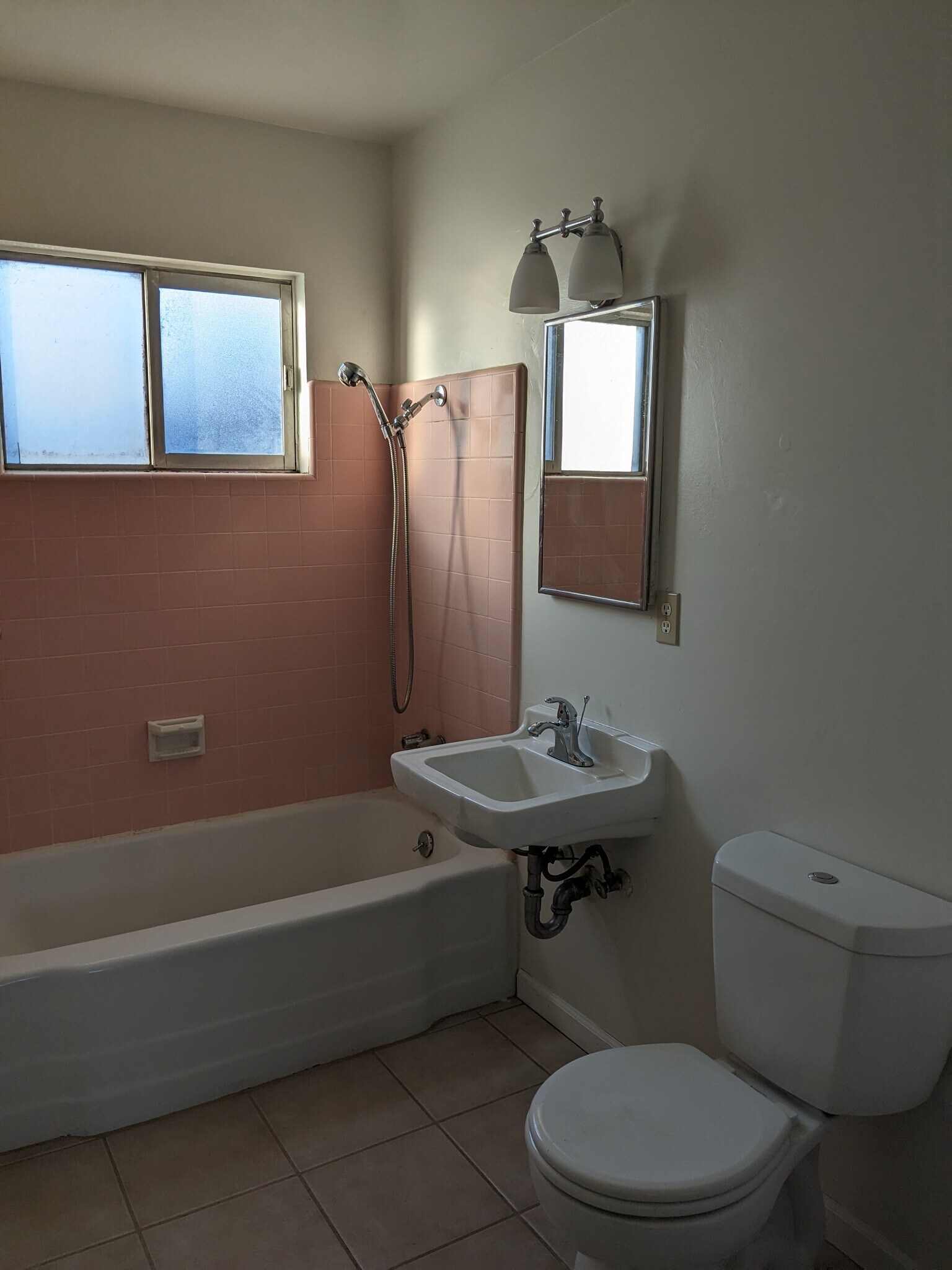 Building Photo - 418 Real Rd