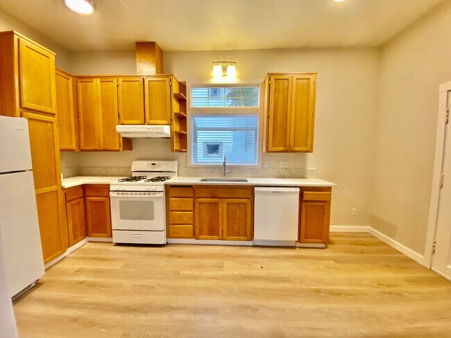 Building Photo - Charming 3 Bed 2 Bath Portland Bungalow!