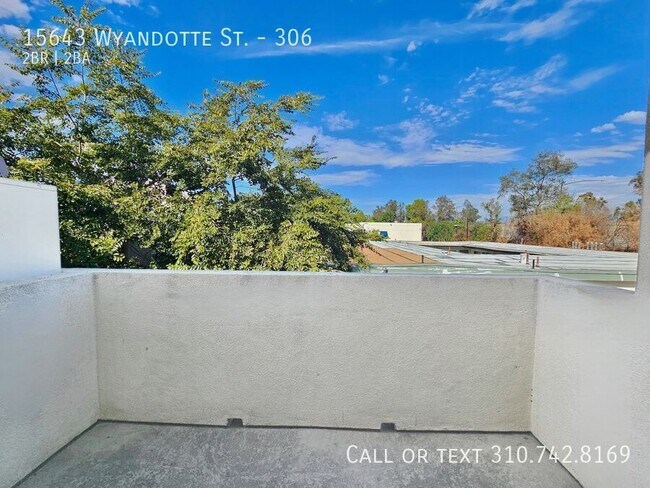 Building Photo - 15643 Wyandotte St
