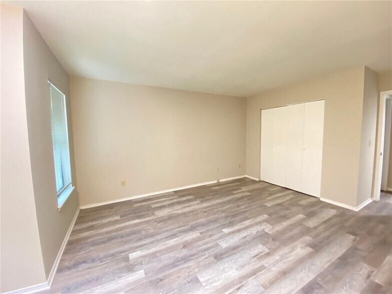Building Photo - 1309 Old Hammond Chase