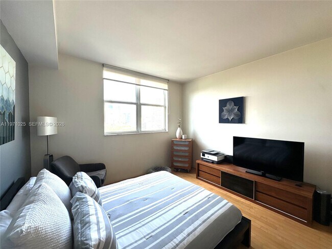 Building Photo - 2475 Brickell Ave