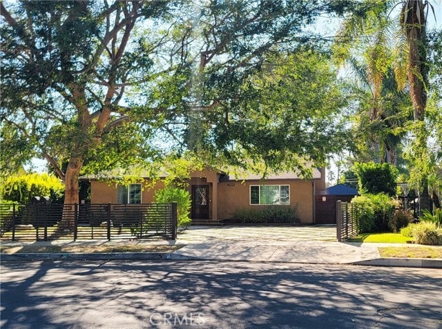 Primary Photo - 5939 Vanalden Ave