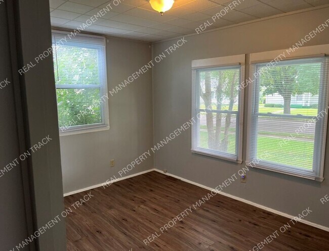 Building Photo - 2823 Garfield Dr
