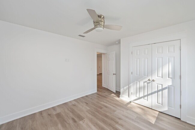 Building Photo - 68 Iris Ln