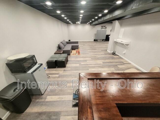 Building Photo - 6130 Brandon Dr