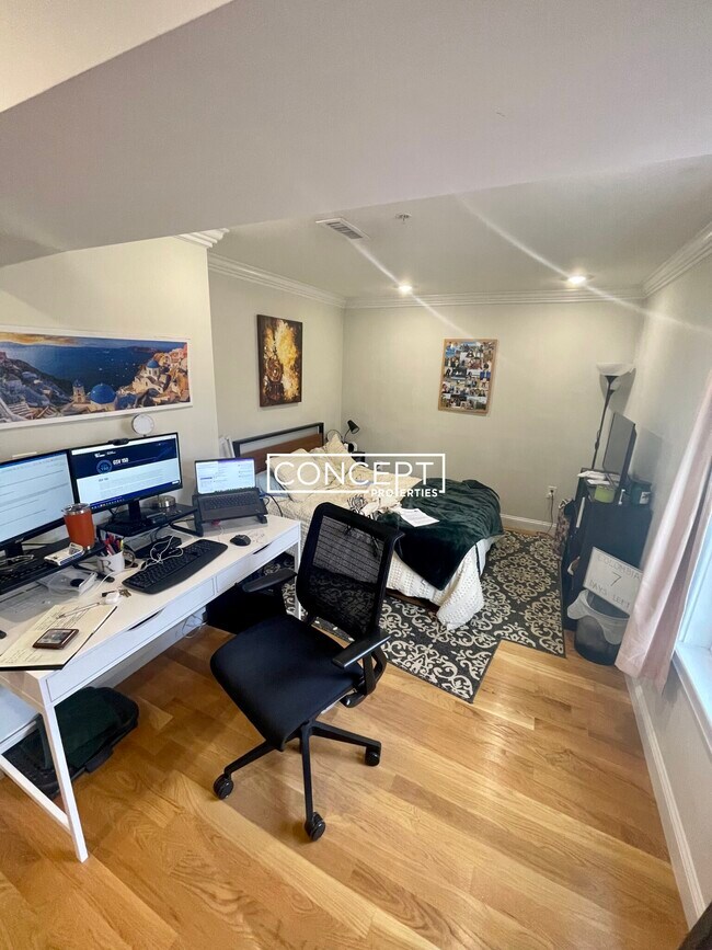 Building Photo - 64 Gordon St