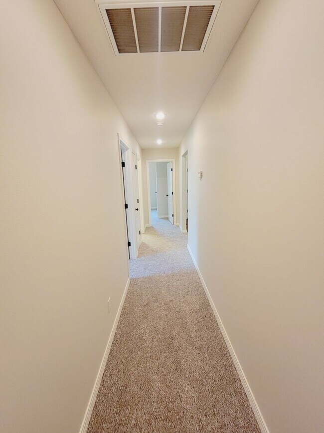 Building Photo - Prairie View Estates,  4 BR - 3 Car Garage...