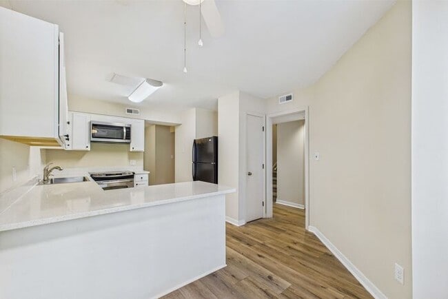 Building Photo - Charming 3-Bedroom Townhome in Sunset Woods