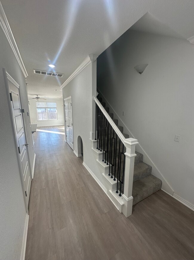 Building Photo - 1021 Lakeview Dr