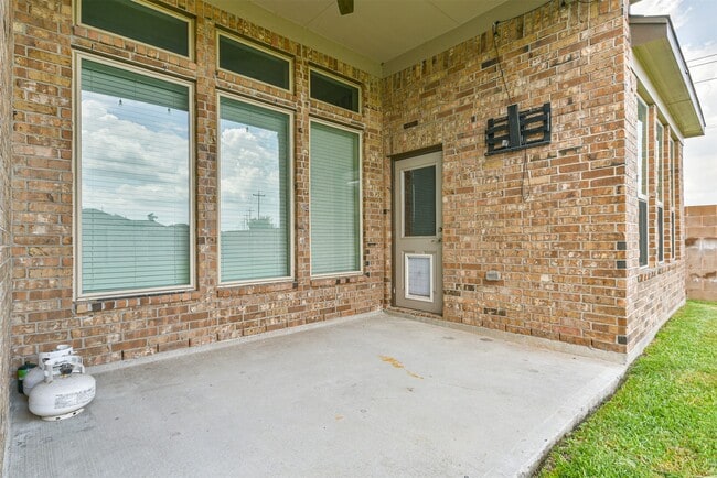 Building Photo - 12617 White Cove Dr