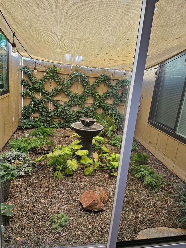 Building Photo - Stylish 2-Bed, 2-Bath Home with Generous Den in The Meadows