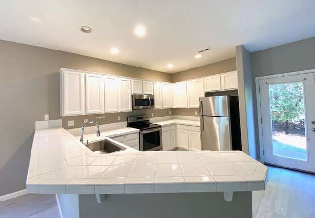 Building Photo - Neat and Tidy 3 BR, 2.5 BA Home Located Near Progress Ridge Townsquare - Coming soon!